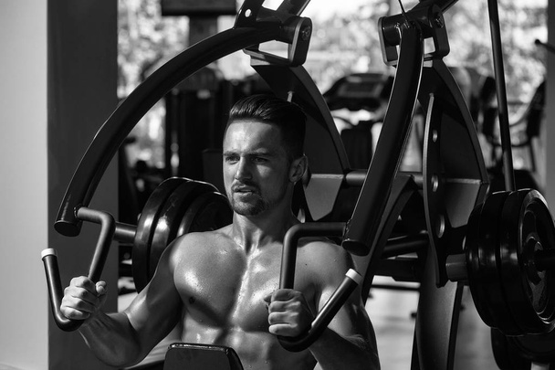 muscular man training in gym - Fotoğraf, Görsel