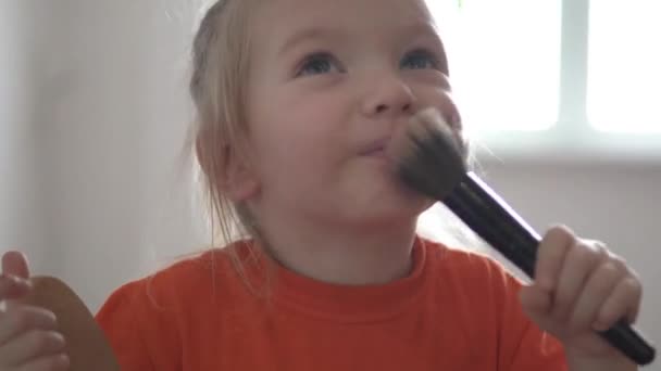Αστείο, μικρό κορίτσι κάνει μακιγιάζ για τον εαυτό της με ένα ρουζ βούρτσα - Πλάνα, βίντεο