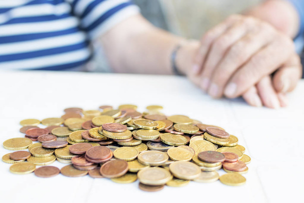Senioren paar handen met volle geld, de pensioenen en de besparingen - Foto, afbeelding