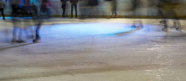 抽象的なぼやけたシーン、夜の街、エレバン、アルメニアのアイス スケート リンクでスケートを人々 - 写真・画像