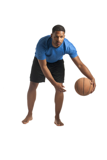 афроамериканський чоловік дриблінг м'яч
 - Фото, зображення