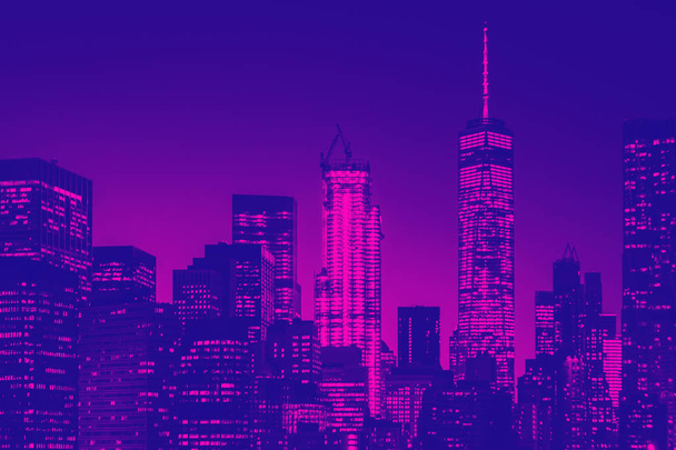 Нічний погляд нижній Манхеттен в Нью-Йорку. Синьо-фіолетова двофарбових ефект - Фото, зображення