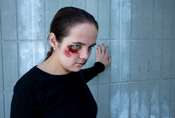 クローズ アップ不幸な女性の彼女の顔を怪我 - 写真・画像