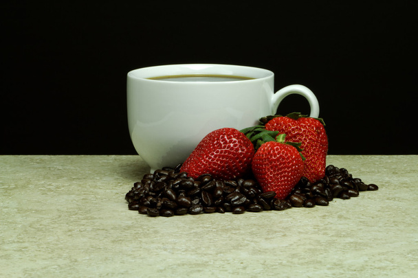Taça de café branco com morangos
 - Foto, Imagem