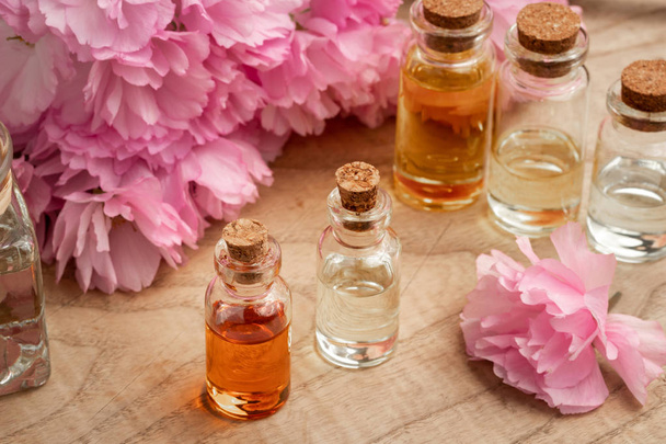 Bouteilles d'huile essentielle rose kwanzan fleurs de cerisier
 - Photo, image