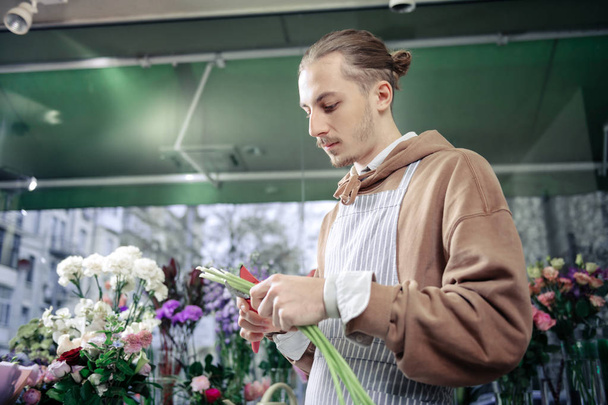 Atento jovem florista profissional fazendo buquê de casamento
 - Foto, Imagem