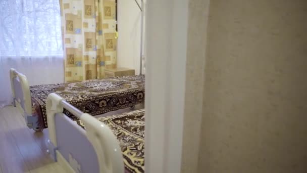 Czysty pusty ward z dwóch łóżek medycznych pokryte koce wyglądające na dywan - Materiał filmowy, wideo