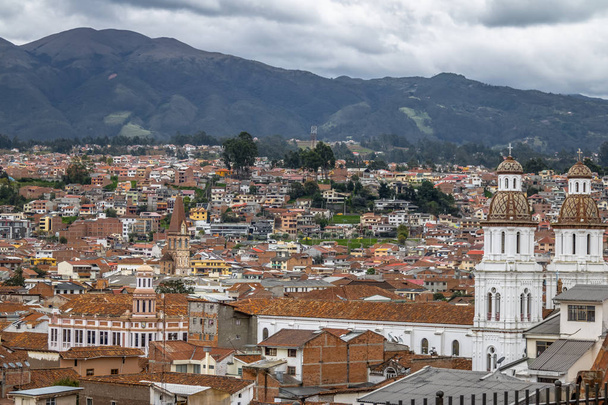 Вид с воздуха на город Куэнка с церковью Санто-Доминго - Куэнка, Эквадор
 - Фото, изображение