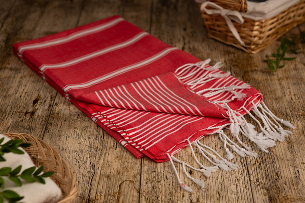 Handgeweven Hamam Turkse katoen handdoek op houten achtergrond - Foto, afbeelding