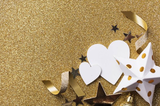 White heart shape on a golden glitter backgrond - Foto, imagen