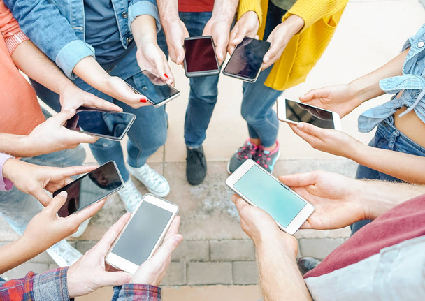 Älypuhelimia käyttävien ystävien ryhmä - Tuhatvuotiset nuoret, jotka ovat riippuvaisia uusista teknologisista suuntauksista - Ihmisten käsite, sukupolvi z, teknologia, sosiaalisen median verkosto ja nuorten elämäntapa
 - Valokuva, kuva