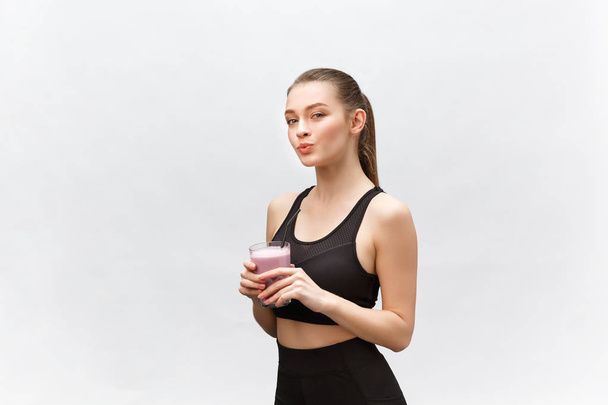 mladá šťastná žena se zdravou stravou koktejl pití pro sport a fitness. - Fotografie, Obrázek