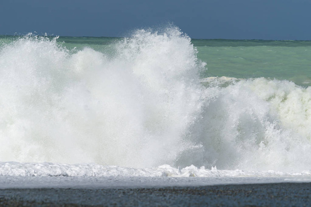 Grandes vagues déferlantes dangereuses sur l'estran en bardeaux à Birdlings Flat sur la péninsule Banks Nouvelle-Zélande
 - Photo, image