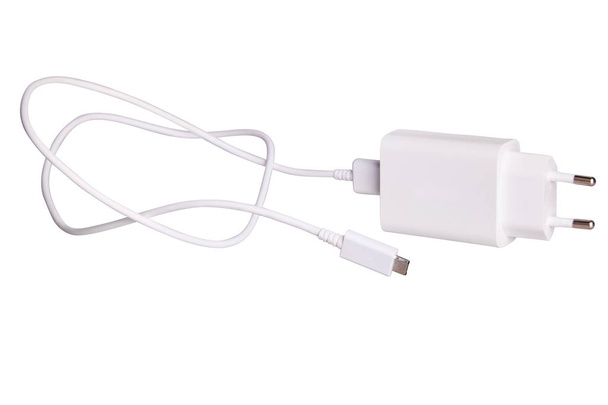 Шнур зарядного устройства и вилка для гаджета изолированы на белом. Кабель USB разъем
 - Фото, изображение
