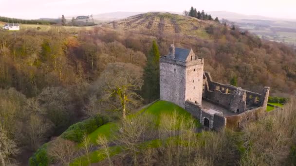 Vista aérea de la ruina medieval del castillo Campbell en Glen Dollar, Clackmannanshire, Escocia
. - Imágenes, Vídeo