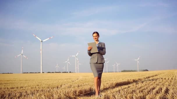 Mujeres invirtiendo dinero en una inversión ética de turbinas eólicas
 - Imágenes, Vídeo