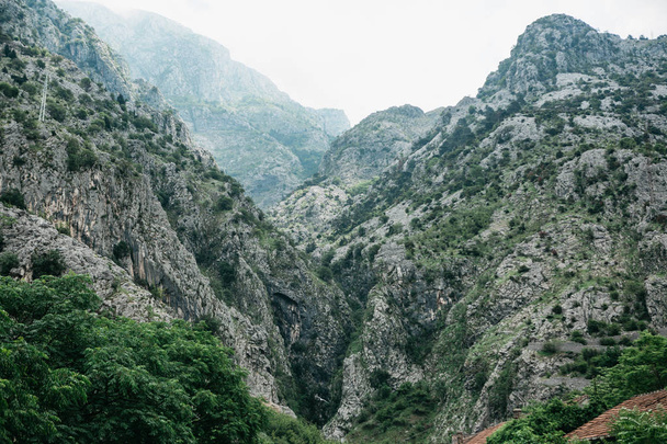 Krásný pohled na hory v mlze v Černé hoře. - Fotografie, Obrázek