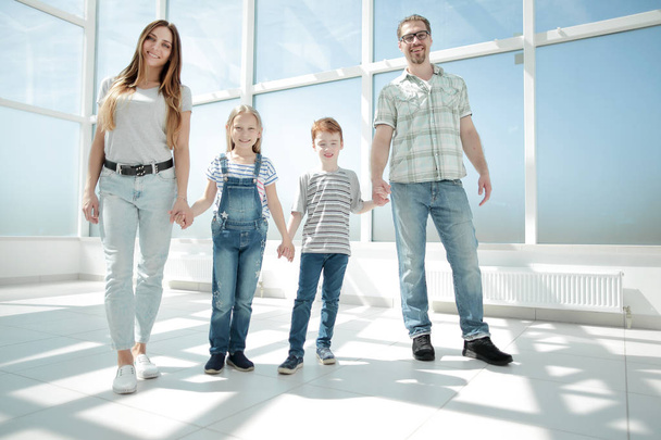 parents with small children standing in the new house - Foto, afbeelding