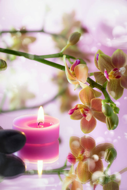 Orchidee mit rosa Kerze - Foto, Bild