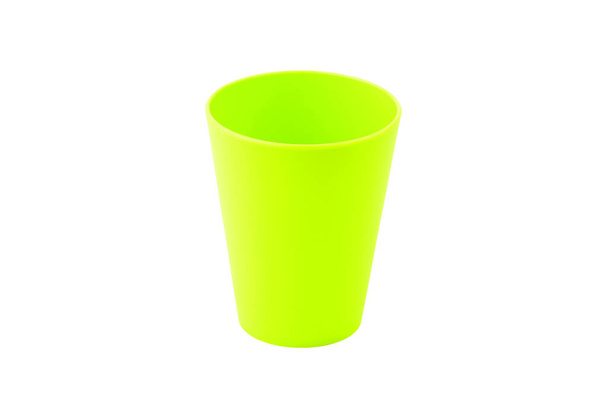 Зелена пластикова чашка, ізольована на білому тлі
 - Фото, зображення
