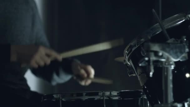 Jazzový bubeník hraje na bicí na koncert izolované na černém pozadí. - Záběry, video