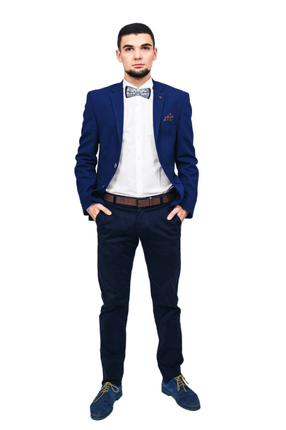 nuori tyylikäs mies sinisessä puvussa, itsevarma menestyvä liikemies tai showmies. eristetty valkoisella
 - Valokuva, kuva