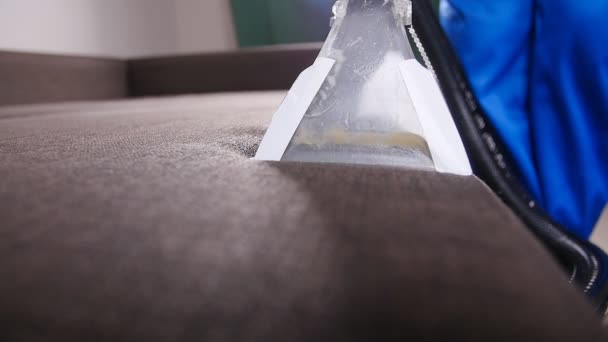 Limpeza a seco do sofá no apartamento ou escritório
 - Filmagem, Vídeo