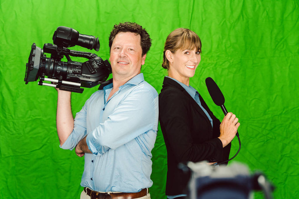 Equipo de reporteros y camarógrafos posando en el estudio
 - Foto, Imagen