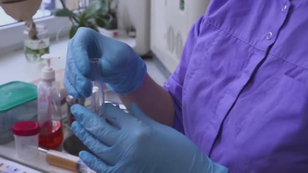 médico microbiologista usando microscópio e fazendo análise de urina em laboratório
. - Filmagem, Vídeo