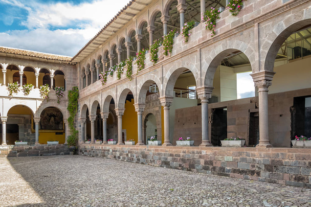 Patio del Convento de Santo Domingo en las ruinas del Qoricancha Inca - Cusco, Perú
 - Foto, imagen