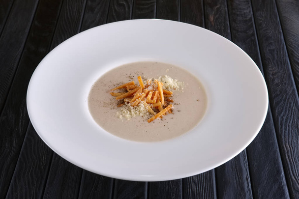 Mushroom soup puree with bacon flakes  - Foto, Imagen