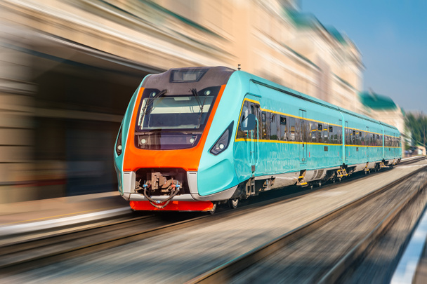 Nowoczesny pociąg intercity na dworcu kolejowym z motion blur. - Zdjęcie, obraz