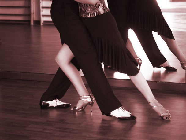 Taneční sál tanec salsa tanečník instruktoři muž a žena pár tanec v shcool zkušebna - Fotografie, Obrázek