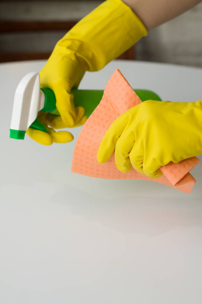 Женские руки с чистящим оборудованием на белом фоне
 - Фото, изображение