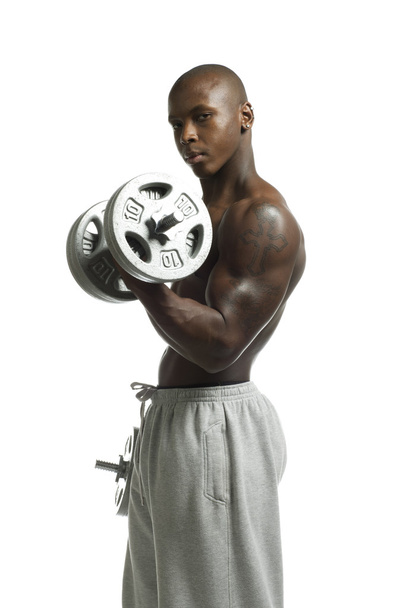hombre afroamericano haciendo ejercicio con la mancuerna
 - Foto, Imagen