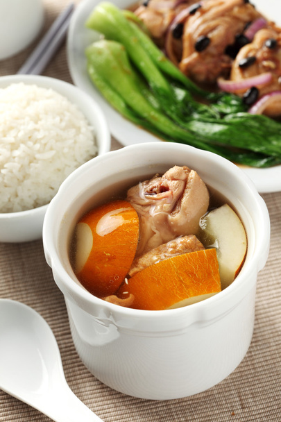 Sopa de pollo y hierbas en olla, comida china
 - Foto, imagen