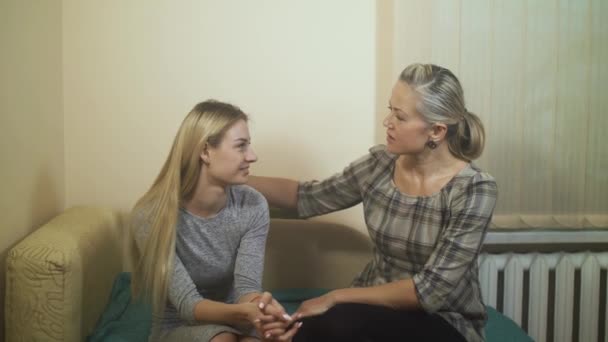 περίοδος λειτουργίας σε μια γυναίκα ψυχολόγο - Πλάνα, βίντεο