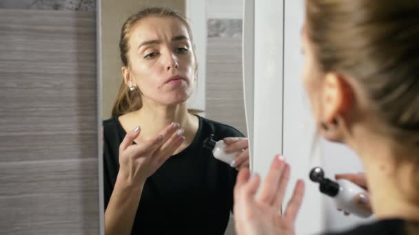 dívka s akné na obličeji je koupelna zrcadlo - Záběry, video