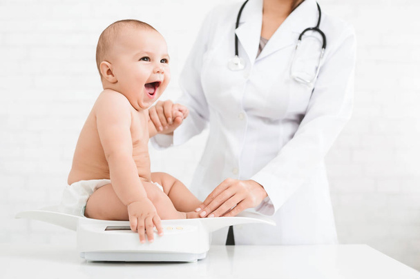 Adorable bebé con pediatra femenina
 - Foto, imagen