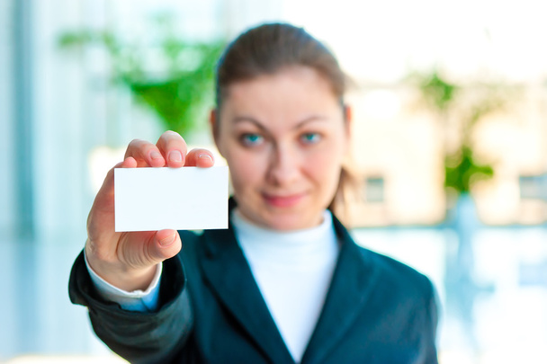 het meisje toont een blanco visitekaartje manager - Foto, afbeelding