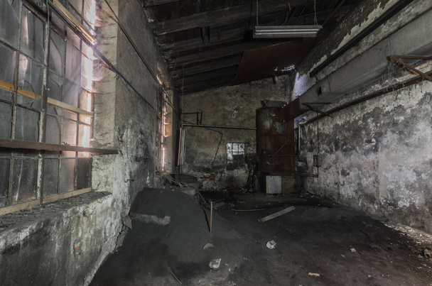 terk edilmiş bir dökümhane kum ile Oda - Fotoğraf, Görsel