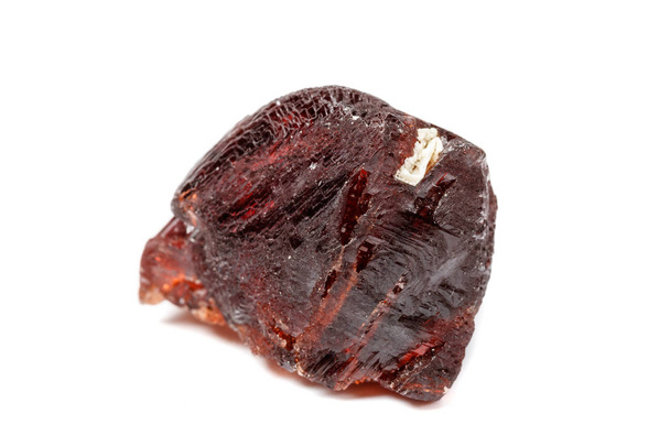 Macro minerale steen Garnet spessartien op een witte achtergrond close-up - Foto, afbeelding