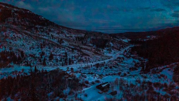 Aerial view of rural mountain community in the Winter. - Foto, Imagen