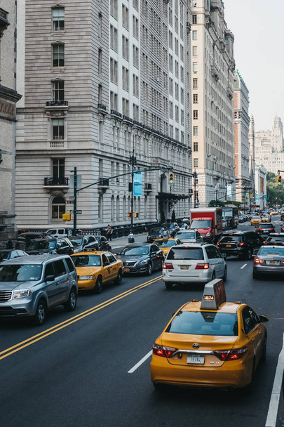 New York, USA - 30 maggio 2018: taxi gialli per strada a New York, USA, in estate. I taxi gialli sono riconosciuti in tutto il mondo come le icone della città
. - Foto, immagini