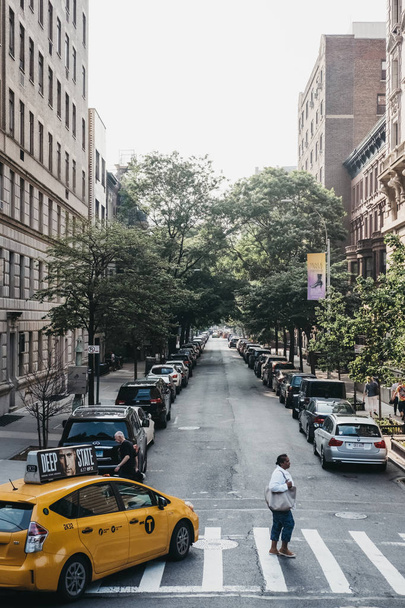 Νέα Υόρκη, ΗΠΑ - 30 Μαΐου 2018: Κίτρινο ταξί στον δρόμο, στην Νέα Υόρκη, ΗΠΑ, το καλοκαίρι. Κίτρινο ταξί είναι αναγνωρισμένες παγκοσμίως ως οι εικόνες της πόλης. - Φωτογραφία, εικόνα