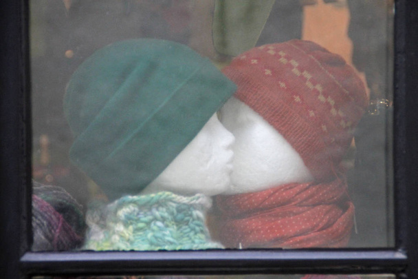 Maniquíes de moda besos en sombreros y bufandas de punto en Bremen
  - Foto, Imagen