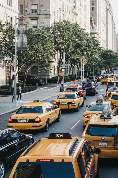 New York, USA - 30. toukokuuta 2018: Keltaiset taksit kadulla New Yorkissa, Yhdysvalloissa, kesällä. Keltaiset taksit tunnustetaan maailmanlaajuisesti kaupungin kuvakkeiksi
. - Valokuva, kuva