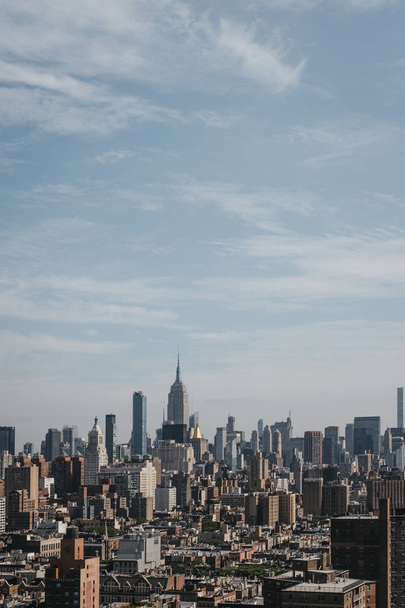 Veduta aerea dello skyline di New York e delle attrazioni in una chiara giornata di sole. New York è una delle città più visitate al mondo
. - Foto, immagini