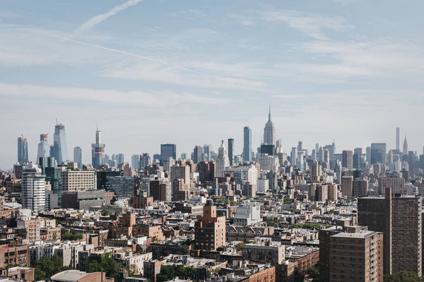 Вид с воздуха на Нью-Йорк и достопримечательности в ясный солнечный день. Нью-Йорк - один из самых посещаемых городов в мире
. - Фото, изображение