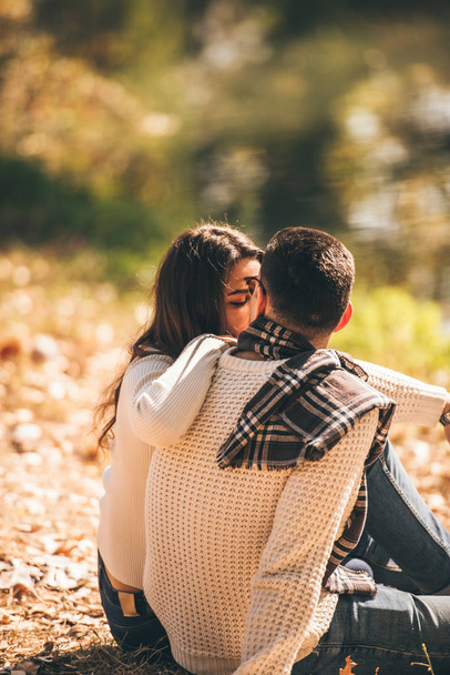 Bella coppia innamorata seduta od l'erba nel parco e baciare
 - Foto, immagini